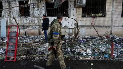 Πόλεμος Ουκρανία: Γροθιά στο στομάχι η φωτογραφία ενός άνδρα να κρατά σκύλο που φοβάται