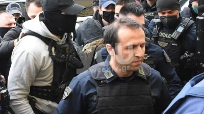 Πάτρα - Ρούλα Πισπιρίγκου: Έφτασε χωρίς δικηγόρο στην ανακρίτρια - Με σκυμμένο κεφάλι και κουκούλα