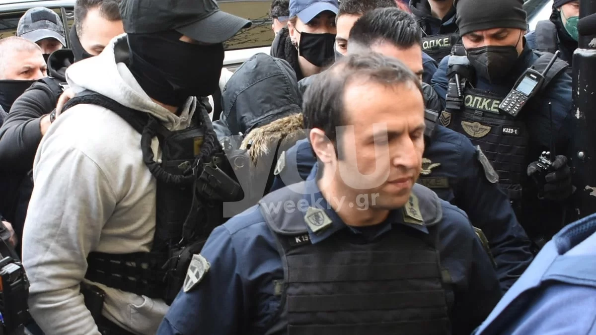 Πάτρα - Ρούλα Πισπιρίγκου: Έφτασε χωρίς δικηγόρο στην ανακρίτρια - Με σκυμμένο κεφάλι και κουκούλα