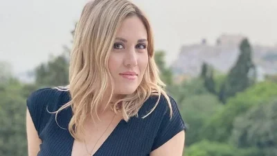 Με τεράστιο καταπράσινο τζάκι και δερμάτινους καναπέδες - Το minimal σπίτι της Φωτεινής Πετρογιάννη