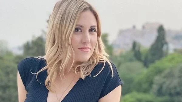 Με τεράστιο καταπράσινο τζάκι και δερμάτινους καναπέδες - Το minimal σπίτι της Φωτεινής Πετρογιάννη