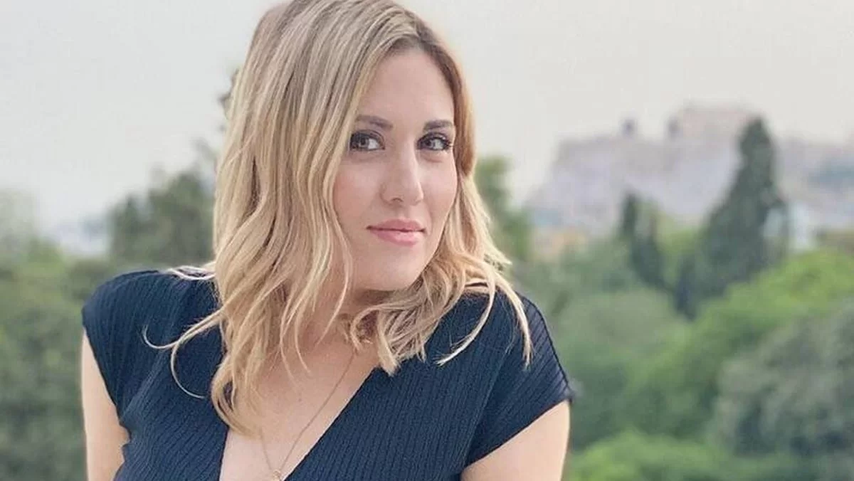 Με τεράστιο καταπράσινο τζάκι και δερμάτινους καναπέδες - Το minimal σπίτι της Φωτεινής Πετρογιάννη