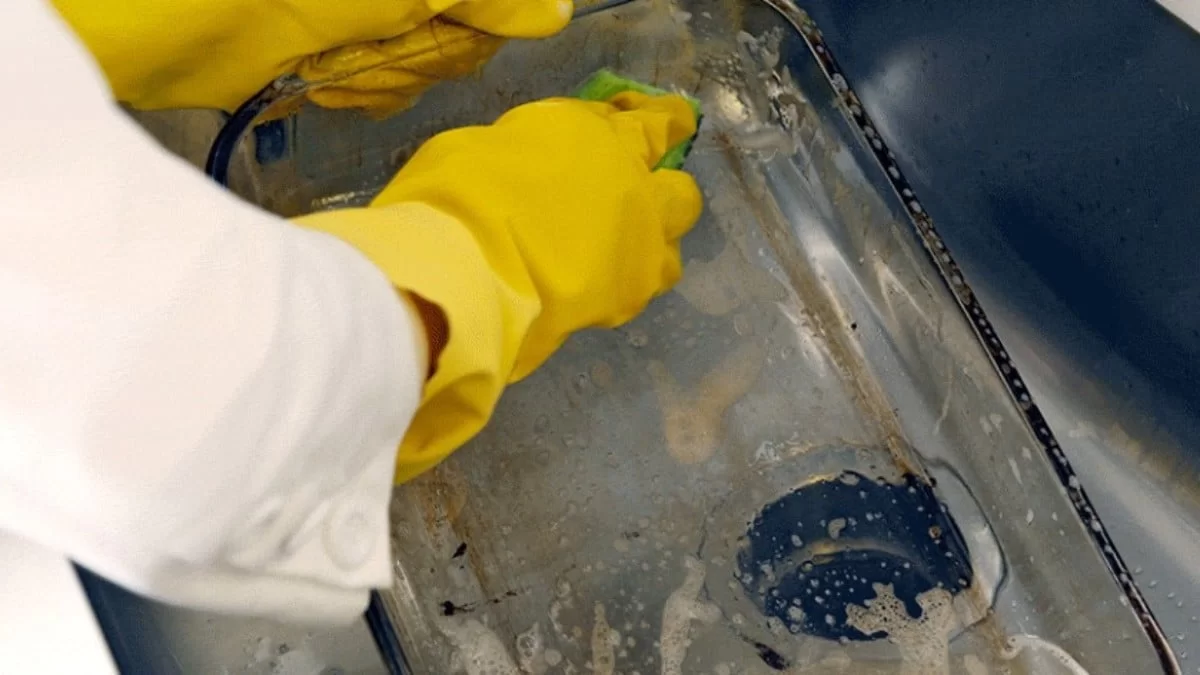 Δεν φεύγουν τα μαύρα σημάδια από το πυρέξ; Εξαφανίστε τα εντελώς με μαγειρική σόδα και...