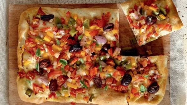 Δεν θα θες να ξανά παραγγείλεις ποτέ - Σπιτική νηστίσιμη πίτσα από την Αργυρώ Μπαρμπαρίγου