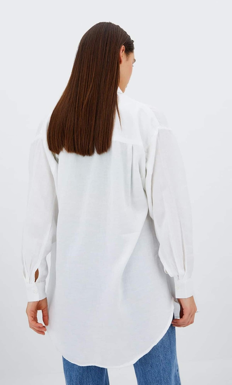 Το άσπρο πουκάμισο από τα Stradivarius