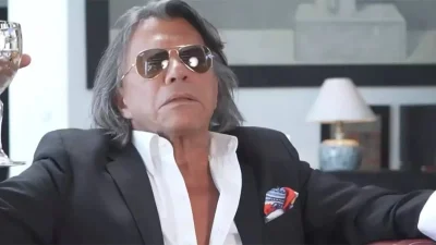 Με πισίνα και τεράστιες εντοιχισμένες βιβλιοθήκες -  Αυτή είναι η πανάκριβη βίλα του Ηλία Ψινάκη