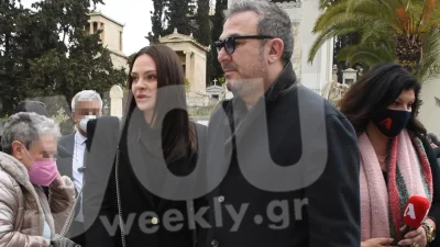 Ρέμος - Μπόσνιακ: Φανερά συντετριμμένο το ζευγάρι στο τρισάγιο του κουμπάρου τους Δημήτρη Κοντομηνά