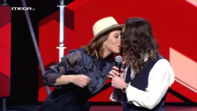X-Factor: Απίστευτο σκηνικό! - Η Μαρίζα Ρίζου μύρισε τα μαλλιά διαγωνιζόμενου και τον πέρασε στην επόμενη φάση