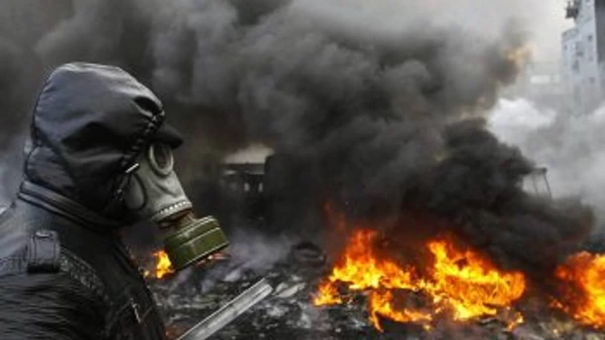 Πόλεμος Ουκρανία: Βλήμα πέφτει σε κτήριο με Ουκρανό εθελοντή - Το ανατριχιαστικό βίντεο