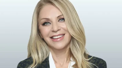 Βραδινή έξοδος για την Έλλη Στάη - Μαγνήτισε τα βλέμματα με το κατακόκκινο σακάκι της