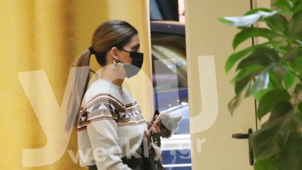 Σταματίνα Τσιμτσιλή: Με casual εμφάνιση και το σκυλάκι της αγκαλιά - Για καφέ σε εμπορικό κέντρο