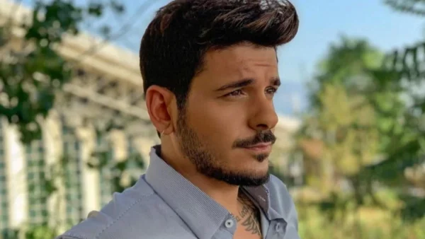 Με τεράστιο γκρι καναπέ και ξύλινα φωτιστικά - Το super μοντέρνο σπίτι του Stan