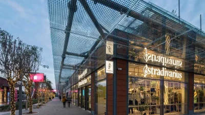 Ξεπουλάει στο λεπτό το ασύμμετρο μαύρο φόρεμα από τα Stradivarius - Κοστίζει μόνο 19,99 €