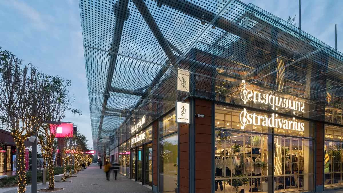 Ξεπουλάει στο λεπτό το ασύμμετρο μαύρο φόρεμα από τα Stradivarius - Κοστίζει μόνο 19,99 €