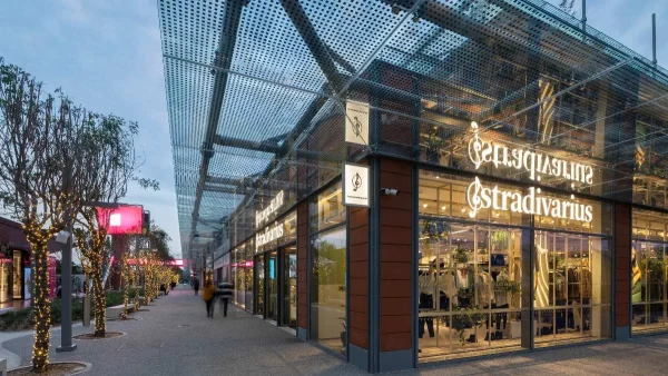 Ξεπουλάει στο λεπτό το τζιν παντελόνι από τα Stradivarius - Βγαίνει σε 4 χρώματα