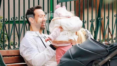 Ντυμένη στα ροζ κάνει νάζια στον μπαμπά - Στη Φιλοθέη με μητέρα και κόρη ο Σάκης Τανιμανίδης