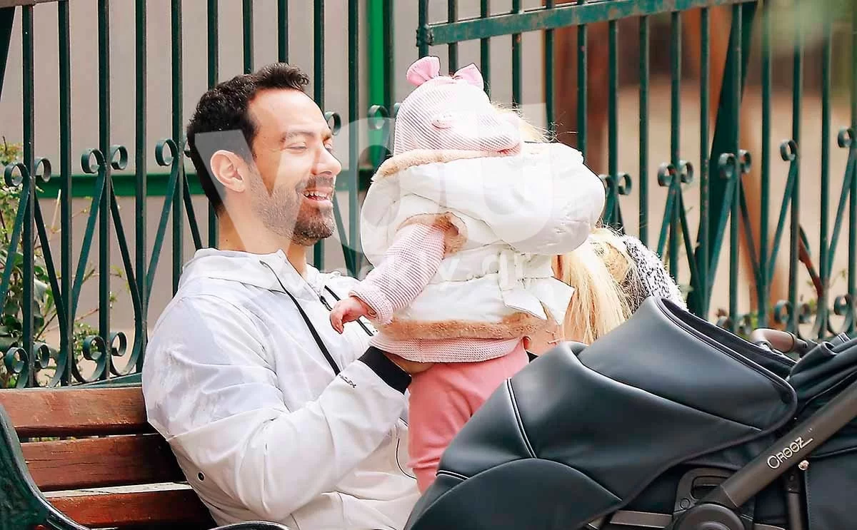 Ντυμένη στα ροζ κάνει νάζια στον μπαμπά - Στη Φιλοθέη με μητέρα και κόρη ο Σάκης Τανιμανίδης