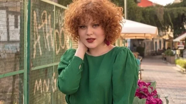 Με μπορντό καλσόν κι από πάνω γυμνή - Χαμός με τις νέες φωτογραφίες της αδυνατισμένης Ξανθής Τζερεφού