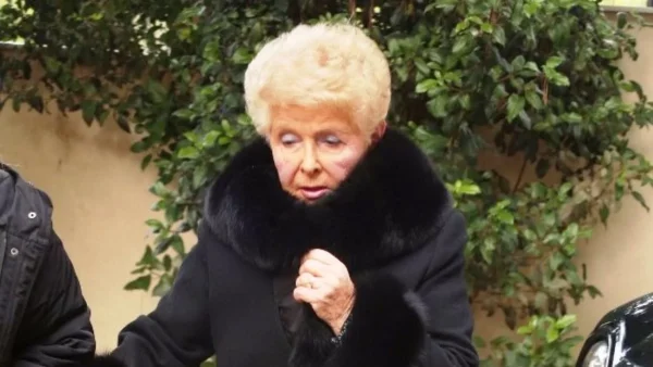 Το σπίτι της Βέφας Αλεξιάδου - Μονοκατοικία με πισίνα, συντριβάνι, εκκλησάκι και θέα θάλασσα