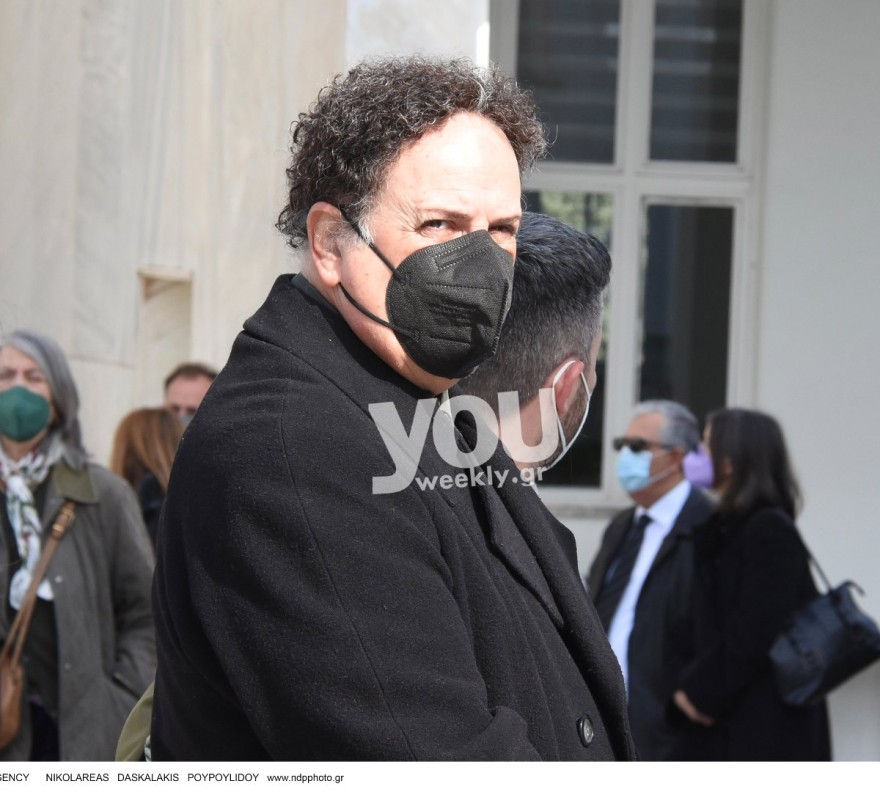Ο Χάρης Ρώμας στην κηδεία της Όλγας Τουρνάκη