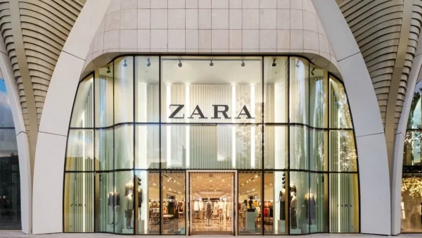 Έχει κάνει θραύση αυτό το παντελόνι από τα Zara - Είναι εμπριμέ και κοστίζει λιγότερο από 30 ευρώ