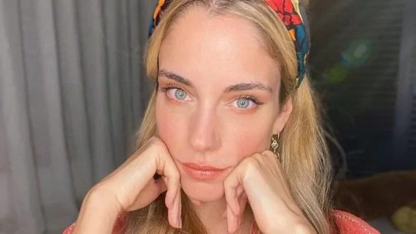 Με λευκό κουστούμι και ψηλοτάκουνα - Πανικός με την νέα φωτογραφία της Δούκισσας Νομικού