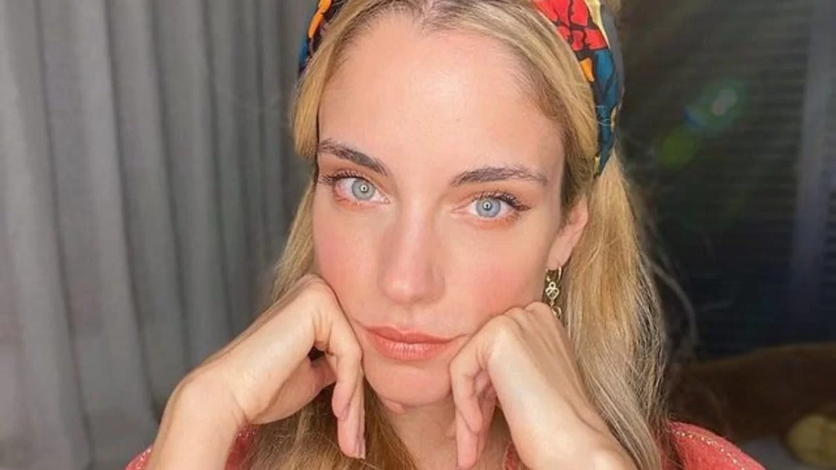 Με λευκό κουστούμι και ψηλοτάκουνα - Πανικός με την νέα φωτογραφία της Δούκισσας Νομικού