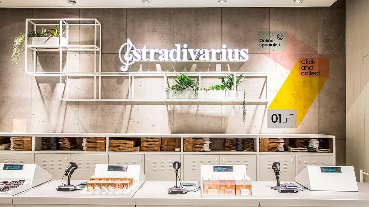 Έχουν πάρει "φωτιά" τα ταμεία των Stradivarius με το ροζ μιντί φόρεμα - Ιδανικό για όλες τις περιστάσεις