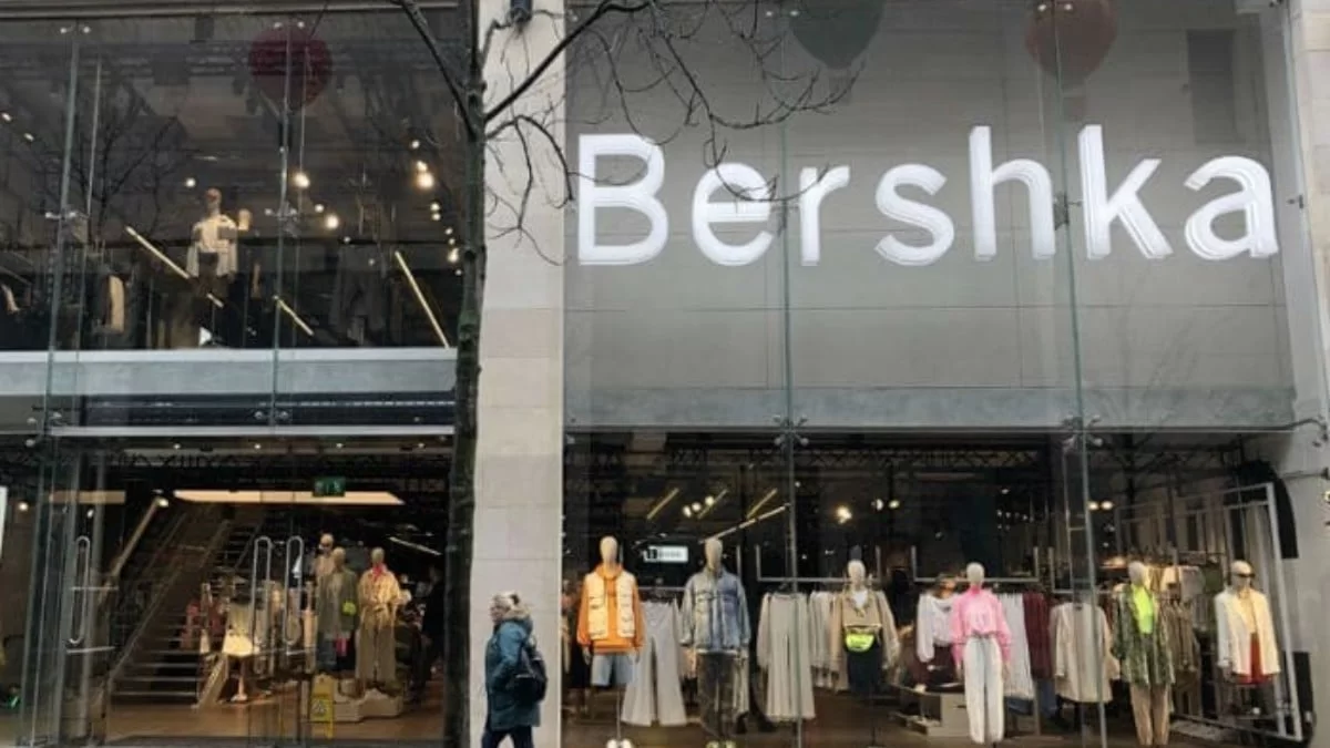 Ουρές για αυτό το σατινέ φόρεμα από τα Bershka με 17,99 ευρώ - Βγαίνει σε 5 χρώματα
