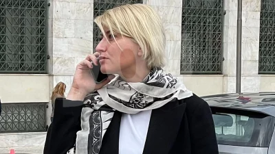 Βίντεο πίσω από τις κάμερες του ΣΚΑΙ - Η συμπεριφορά της Σίας Κοσιώνη όταν δεν είναι αέρα