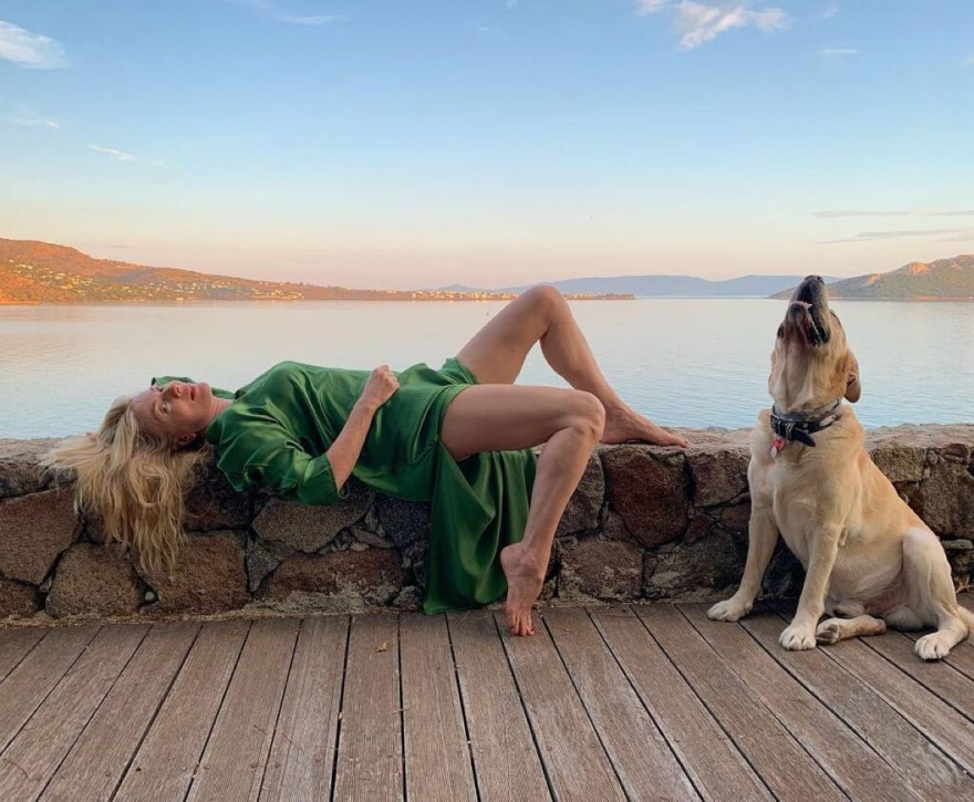 Η Σμαράγδα Καρύδη στο εξοχικό της