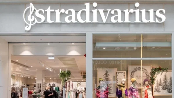 Είναι μαύρο, στράπλες και μίνι - Το φόρεμα των Stradivarius που έχει τρελάνει όλες τις γυναίκες