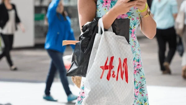 Ξεπουλάει στο λεπτό το σατέν φόρεμα από τα H&M - Βγαίνει σε δύο χρώματα