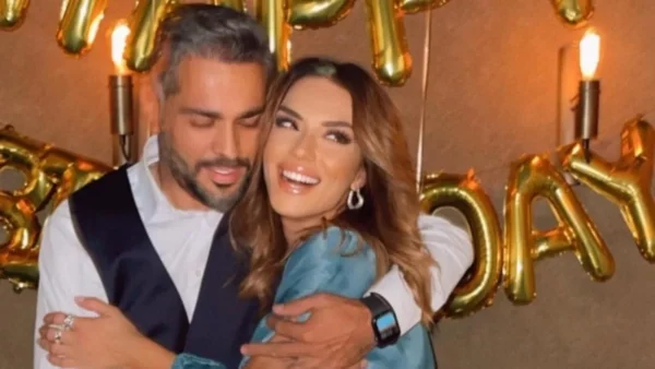 Τεράστιο τζάκι με διακοσμητικά και ξύλινο πάτωμα - Σαν από περιοδικό το σαλόνι Λασκαράκη και Σουλτάτου