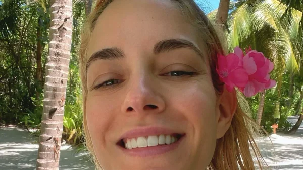 Έτρεξε στην αγκαλιά της με λευκό φόρεμα - Το  βίντεο με την κορούλα της Νομικού για τη γιορτή της