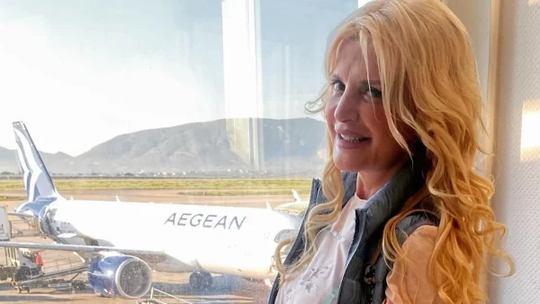 Μαρίνα Πατούλη: Έκανε Ανάσταση με μίνι ροζ φόρεμα γεμάτο πούπουλα - Την κοιτούσαν όλοι στην εκκλησία