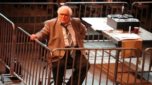 Αποχώρησε από την παράσταση που συμμετείχε ο Κώστας Καζάκος για λόγους υγείας