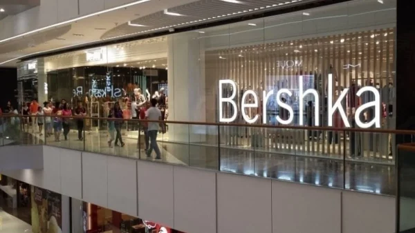 Έχει γίνει ανάρπαστο το παντελόνι με σκισίματα από τα Bershka - Ιδανικό για όλες τις περιστάσεις