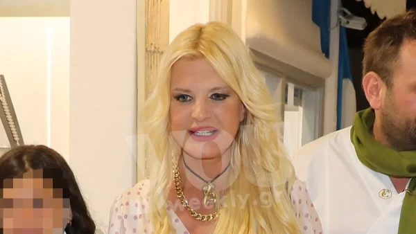 Τη χάζευε όλη η Μύκονος - Με ροζ φούστα και ασορτί μπότα στα σοκάκια του νησιού η Μαρίνα Πατούλη