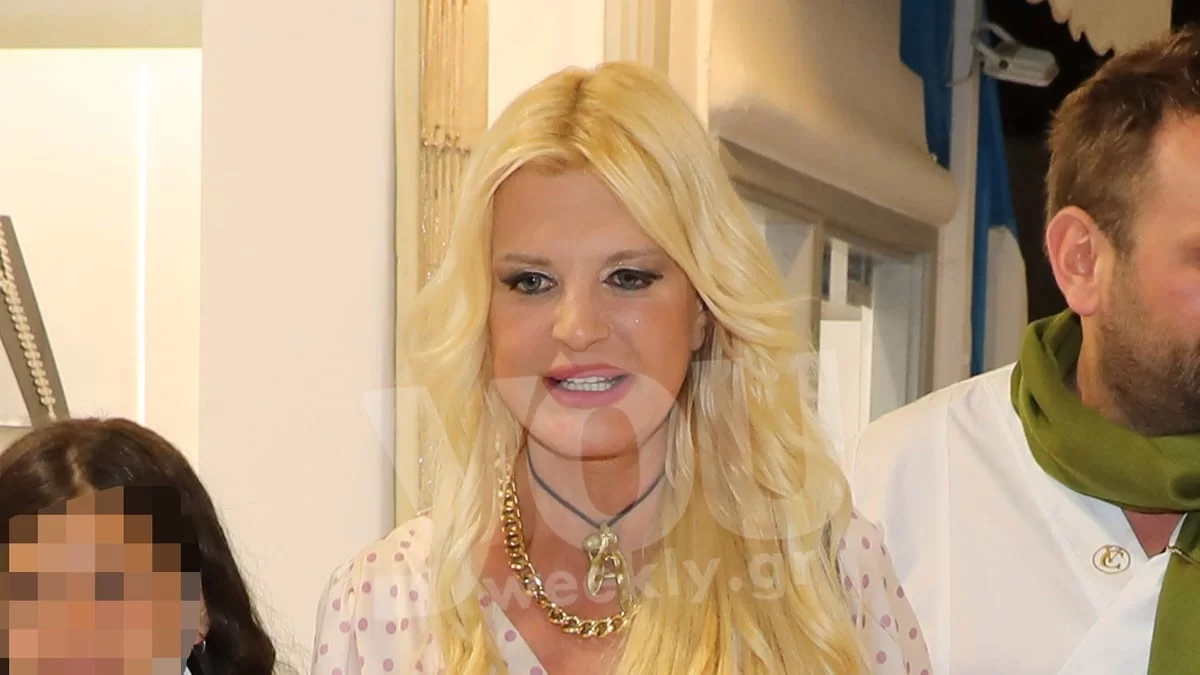 Τη χάζευε όλη η Μύκονος - Με ροζ φούστα και ασορτί μπότα στα σοκάκια του νησιού η Μαρίνα Πατούλη