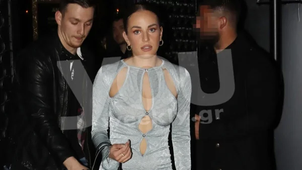 Με στενό και αποκαλυπτικό φόρεμα η Ανδρομάχη - Τα καυτά φιλιά στο στόμα με τον σύντροφο της