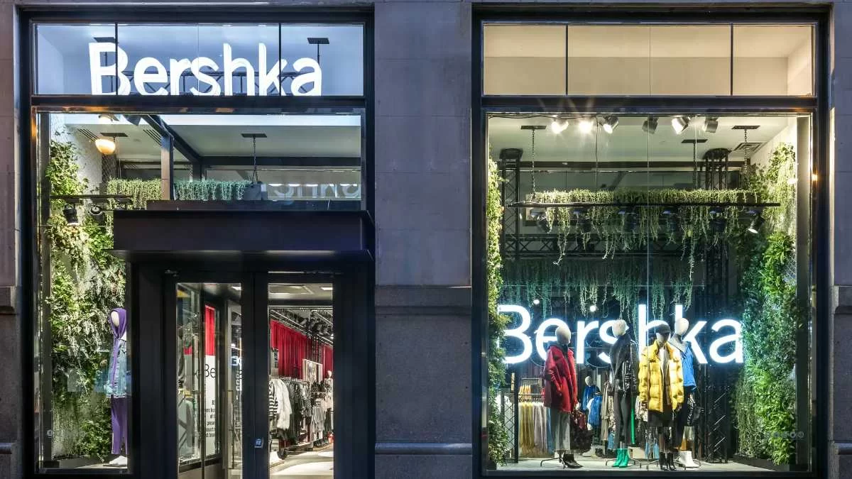 Ξεπουλάει στο λεπτό η άσπρη απόλυτη τσάντα από τα Bershka - Δεν πρέπει να λείπει από την ντουλάπα σου