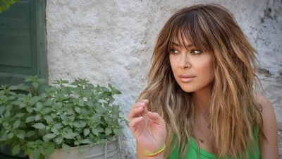 Αδυνατισμένη με κοντό μπλουζάκι και τζιν φούστα - Χαμός με τη φωτογραφία της Μελίνας Ασλανίδου