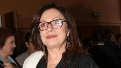 Σφιχτά αγκαλιασμένοι - Σπάνια φωτογραφία της Χάρις Αλεξίου με τον γιο της, Μάνο