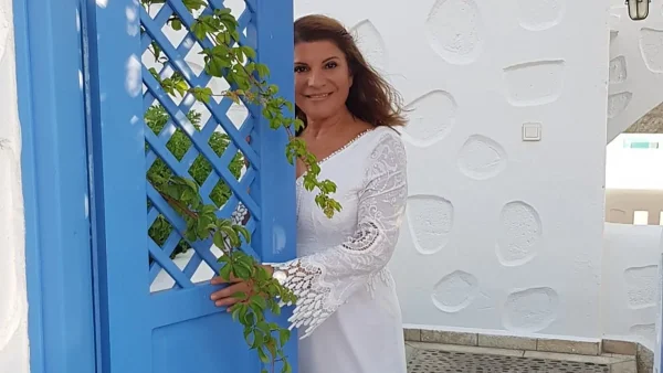 Με τεράστια βεράντα και θέα όλο το νησί - Φωτογραφίες από το σπίτι της Αργυρώς Μπαρμπαρίγου στην Πάρο