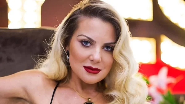 Πρώτο θέμα συζήτησης - Το βίντεο της Αθηνάς New York που χορεύει με "καυτό" μαγιό στην πισίνα