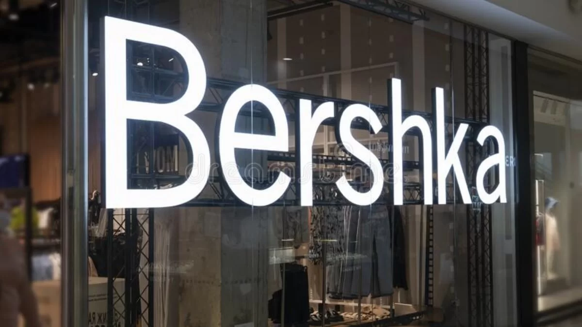 Ξεπουλάει όσο κανένα άλλο - Το μαύρο φόρεμα από τα Bershka που θέλουν όλες οι γυναίκες