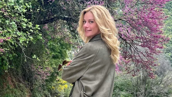 Περπατούσε και έτριζαν τα πατώματα - Με φόρεμα αξίας 255 ευρώ στο πλατό του ΑΝΤ1 η Μακρυπούλια