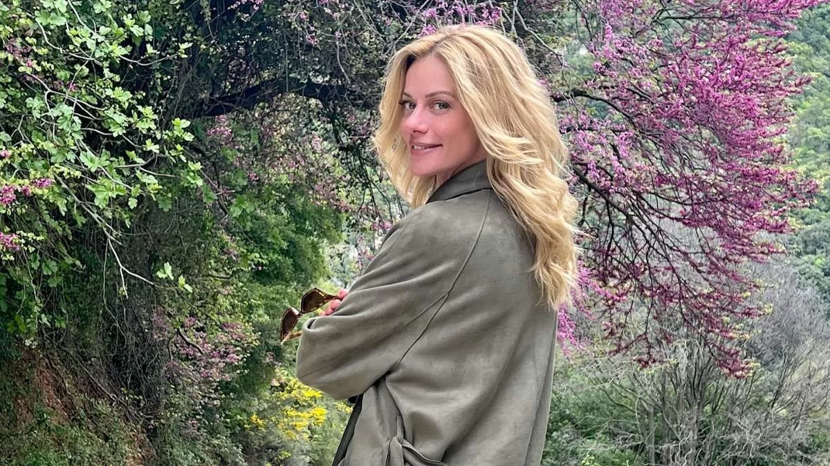 Περπατούσε και έτριζαν τα πατώματα - Με φόρεμα αξίας 255 ευρώ στο πλατό του ΑΝΤ1 η Μακρυπούλια