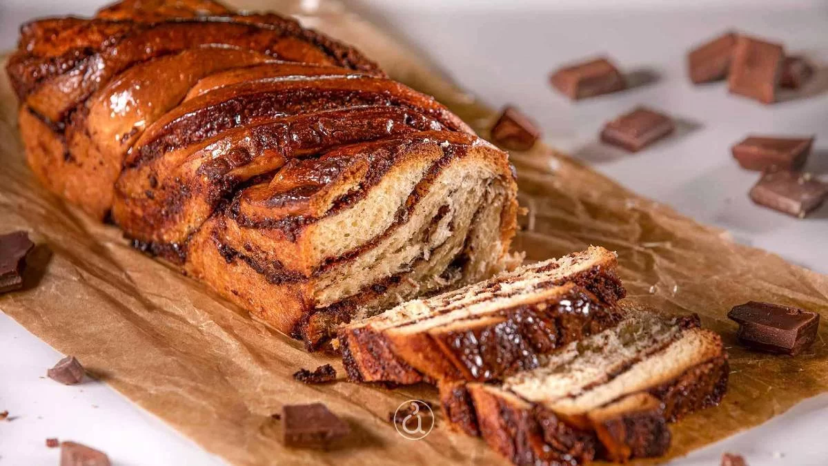 Σκέτη αμαρτία - Αφράτο τσουρέκι με σοκολάτα από την Αργυρώ Μπαρμπαρίγου